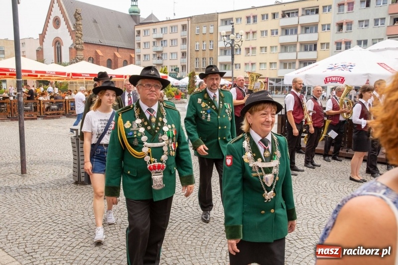Zdjęcie w galerii na portalu naszraciborz.pl: Nowy raciborski król kurkowy zasiadł na tronie [FOTO i WIDEO] wiadomości z regionu