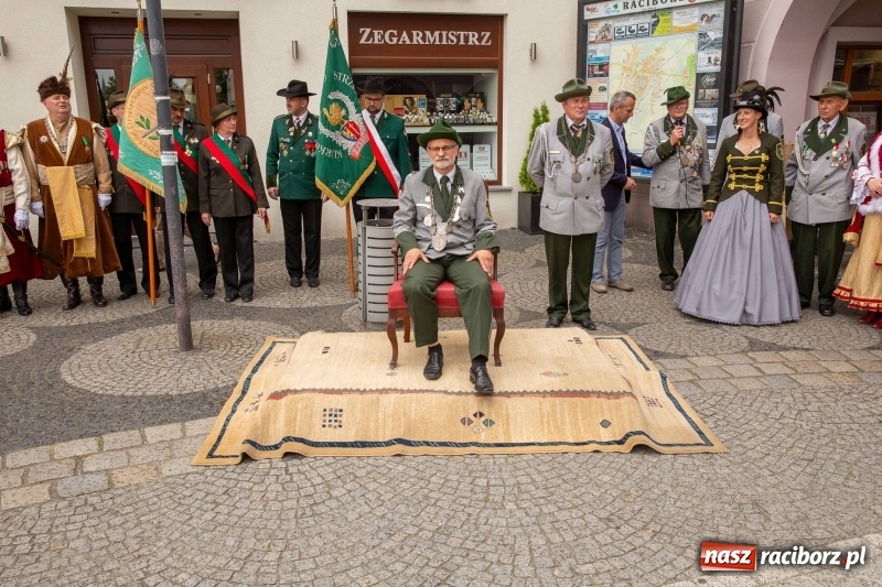 Zdjęcie w galerii na portalu naszraciborz.pl: Nowy raciborski król kurkowy zasiadł na tronie [FOTO i WIDEO] wiadomości z regionu