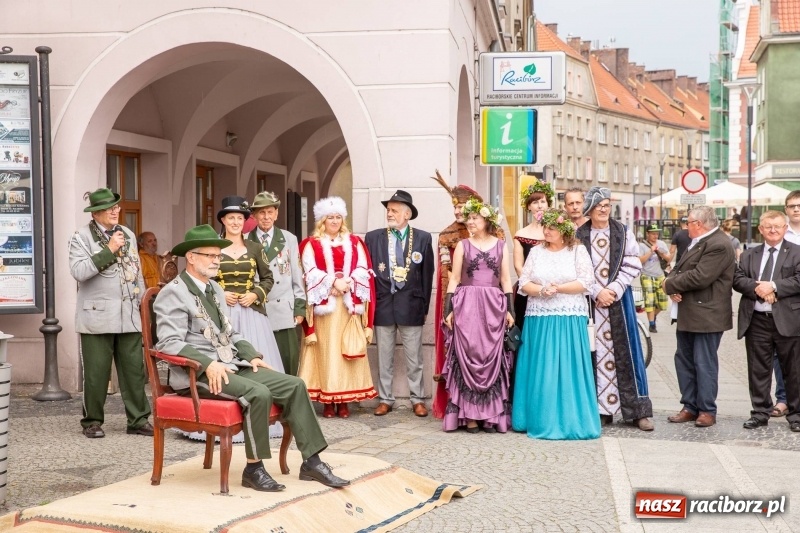 Zdjęcie w galerii na portalu naszraciborz.pl: Nowy raciborski król kurkowy zasiadł na tronie [FOTO i WIDEO] wiadomości z regionu