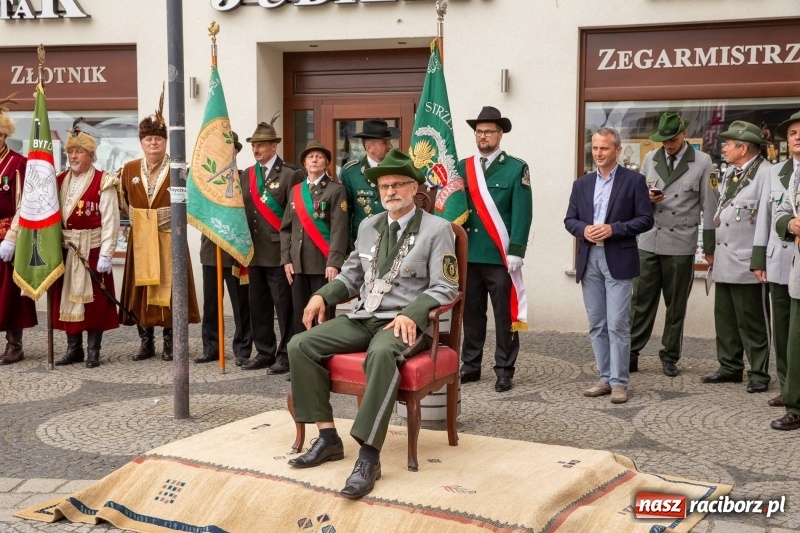 Zdjęcie w galerii na portalu naszraciborz.pl: Nowy raciborski król kurkowy zasiadł na tronie [FOTO i WIDEO] wiadomości z regionu