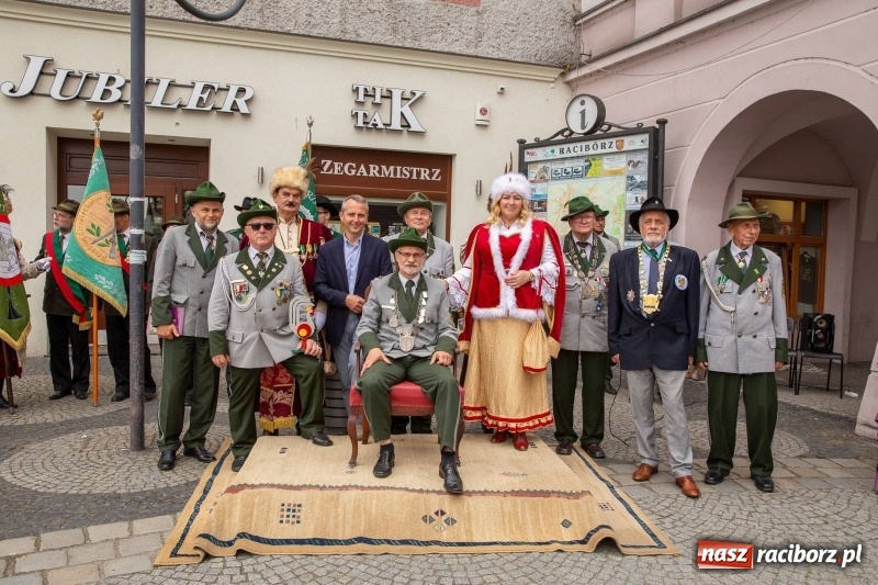 Zdjęcie w galerii na portalu naszraciborz.pl: Nowy raciborski król kurkowy zasiadł na tronie [FOTO i WIDEO] wiadomości z regionu