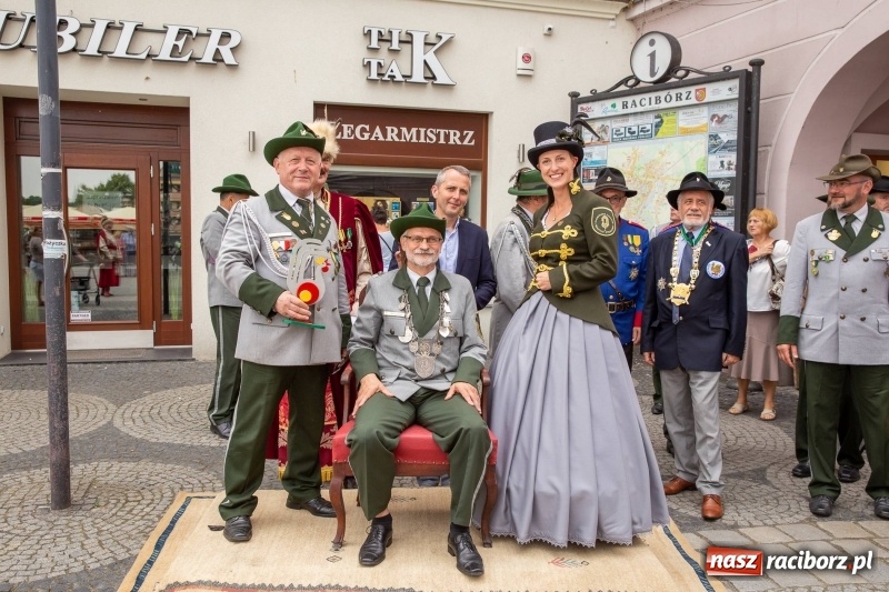 Zdjęcie w galerii na portalu naszraciborz.pl: Nowy raciborski król kurkowy zasiadł na tronie [FOTO i WIDEO] wiadomości z regionu