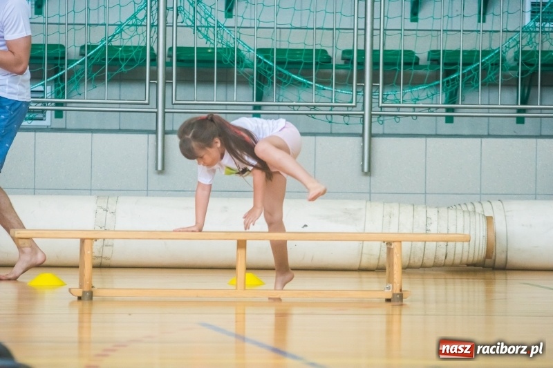 Zdjęcie w galerii na portalu naszraciborz.pl: Gimnastyczny tor przeszkód i pokaz umiejętności akrobatycznych w Arenie Rafako [FOTO i WIDEO] wiadomości z regionu