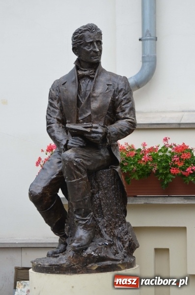 Zdjęcie w galerii na portalu naszraciborz.pl: Tańce, muzyka i VIP-y. Powiat świętował na zamku [FOTO] wiadomości z regionu