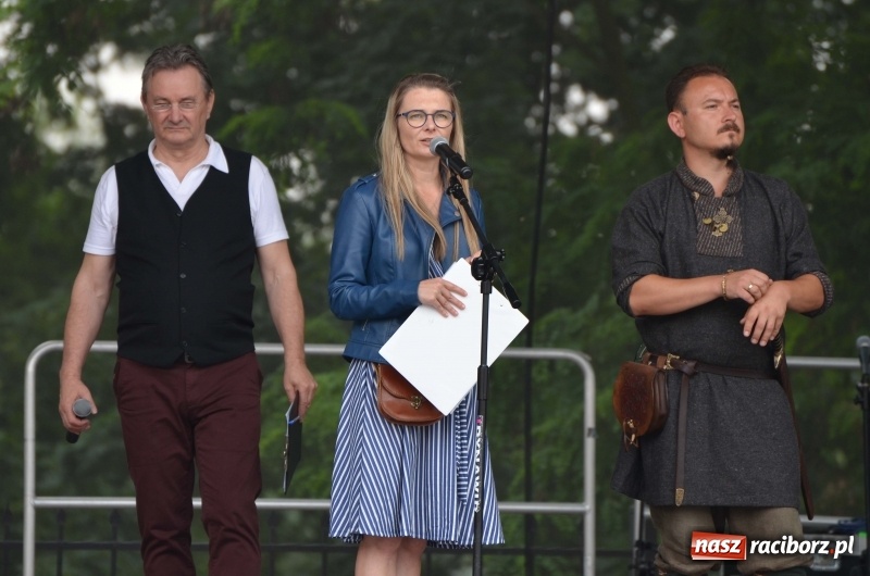 Zdjęcie w galerii na portalu naszraciborz.pl: Tańce, muzyka i VIP-y. Powiat świętował na zamku [FOTO] wiadomości z regionu