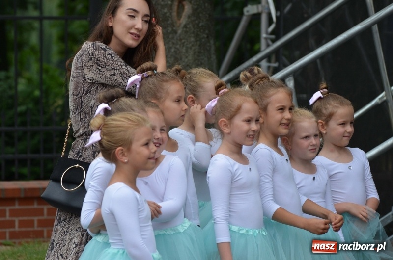 Zdjęcie w galerii na portalu naszraciborz.pl: Tańce, muzyka i VIP-y. Powiat świętował na zamku [FOTO] wiadomości z regionu