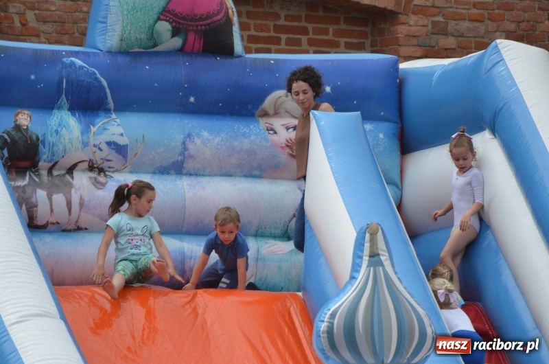 Zdjęcie w galerii na portalu naszraciborz.pl: Tańce, muzyka i VIP-y. Powiat świętował na zamku [FOTO] wiadomości z regionu