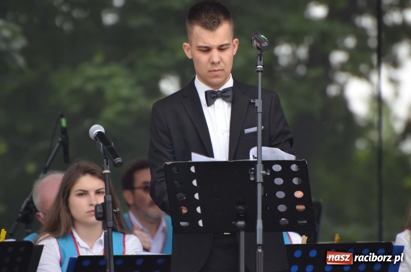 Zdjęcie w galerii na portalu naszraciborz.pl: Tańce, muzyka i VIP-y. Powiat świętował na zamku [FOTO] wiadomości z regionu