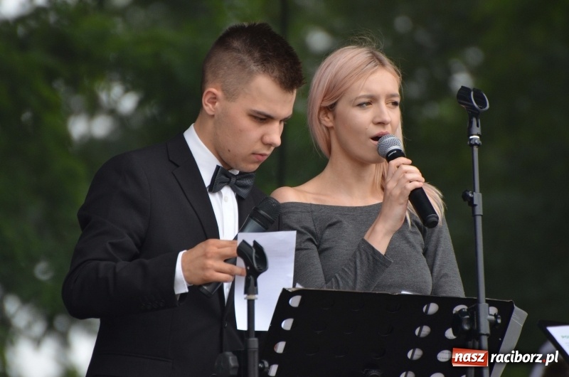 Zdjęcie w galerii na portalu naszraciborz.pl: Tańce, muzyka i VIP-y. Powiat świętował na zamku [FOTO] wiadomości z regionu