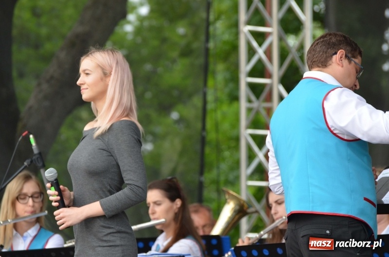 Zdjęcie w galerii na portalu naszraciborz.pl: Tańce, muzyka i VIP-y. Powiat świętował na zamku [FOTO] wiadomości z regionu