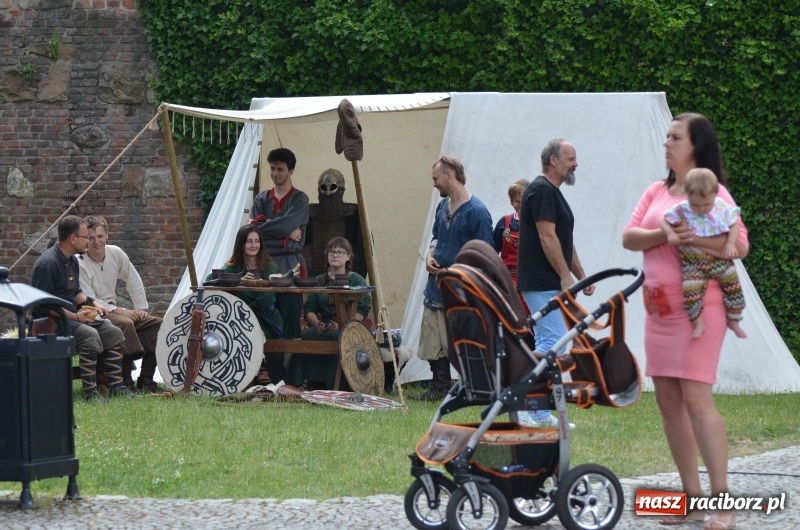 Zdjęcie w galerii na portalu naszraciborz.pl: Tańce, muzyka i VIP-y. Powiat świętował na zamku [FOTO] wiadomości z regionu