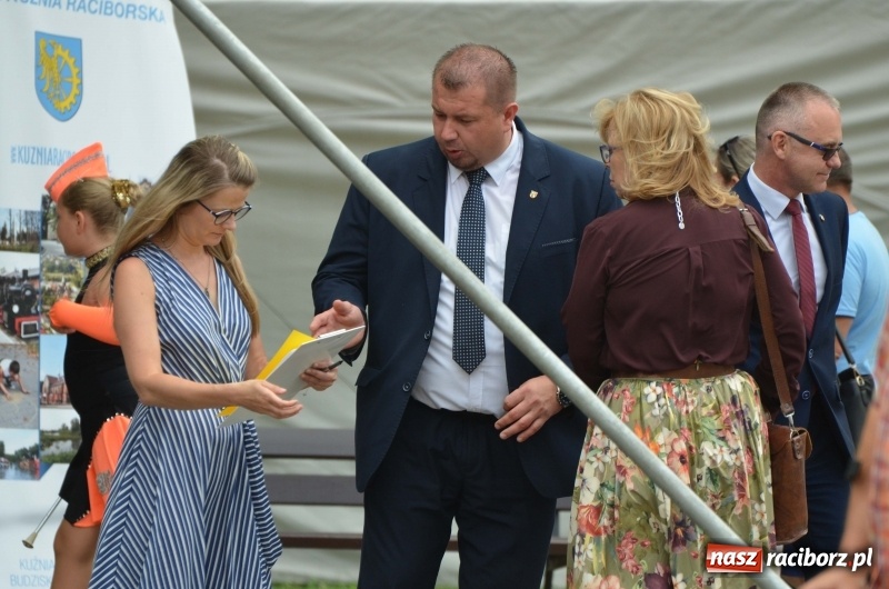 Zdjęcie w galerii na portalu naszraciborz.pl: Tańce, muzyka i VIP-y. Powiat świętował na zamku [FOTO] wiadomości z regionu