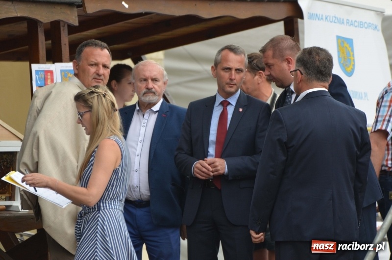 Zdjęcie w galerii na portalu naszraciborz.pl: Tańce, muzyka i VIP-y. Powiat świętował na zamku [FOTO] wiadomości z regionu