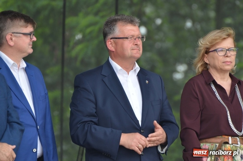 Zdjęcie w galerii na portalu naszraciborz.pl: Tańce, muzyka i VIP-y. Powiat świętował na zamku [FOTO] wiadomości z regionu