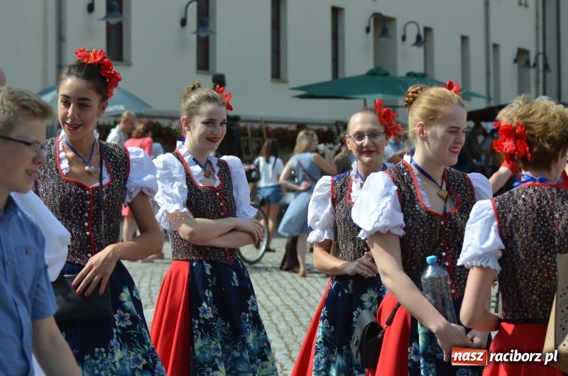 Zdjęcie w galerii na portalu naszraciborz.pl: Tańce, muzyka i VIP-y. Powiat świętował na zamku [FOTO] wiadomości z regionu