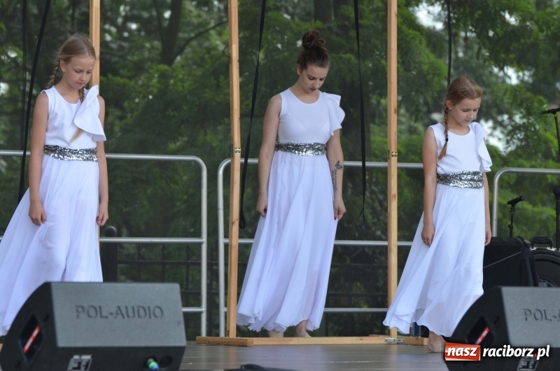 Zdjęcie w galerii na portalu naszraciborz.pl: Tańce, muzyka i VIP-y. Powiat świętował na zamku [FOTO] wiadomości z regionu