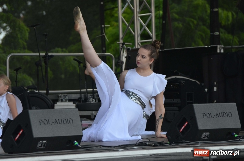 Zdjęcie w galerii na portalu naszraciborz.pl: Tańce, muzyka i VIP-y. Powiat świętował na zamku [FOTO] wiadomości z regionu