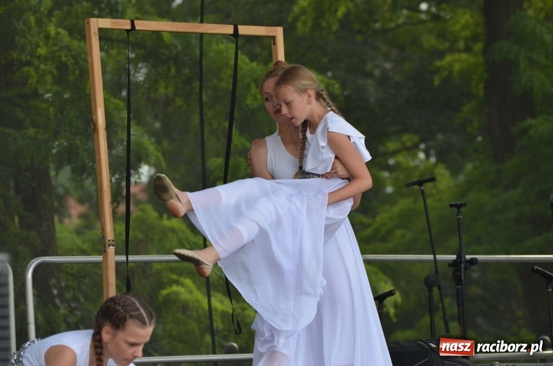 Zdjęcie w galerii na portalu naszraciborz.pl: Tańce, muzyka i VIP-y. Powiat świętował na zamku [FOTO] wiadomości z regionu