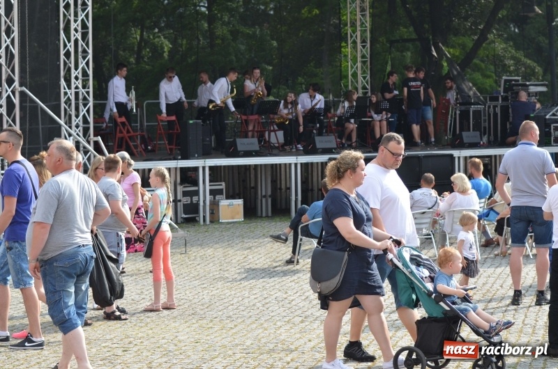 Zdjęcie w galerii na portalu naszraciborz.pl: Tańce, muzyka i VIP-y. Powiat świętował na zamku [FOTO] wiadomości z regionu