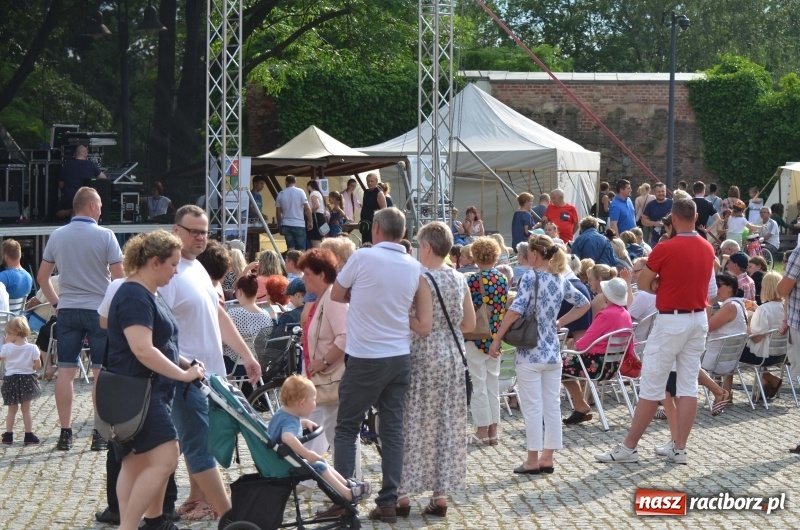 Zdjęcie w galerii na portalu naszraciborz.pl: Tańce, muzyka i VIP-y. Powiat świętował na zamku [FOTO] wiadomości z regionu