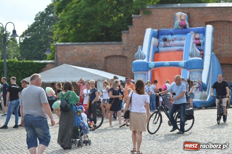 Zdjęcie w galerii na portalu naszraciborz.pl: Tańce, muzyka i VIP-y. Powiat świętował na zamku [FOTO] wiadomości z regionu