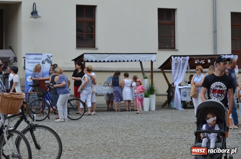 Zdjęcie w galerii na portalu naszraciborz.pl: Tańce, muzyka i VIP-y. Powiat świętował na zamku [FOTO] wiadomości z regionu