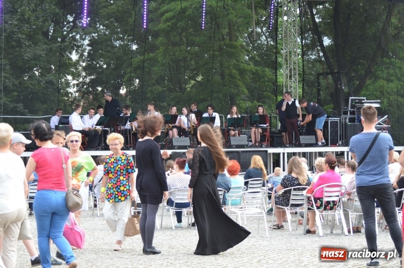 Zdjęcie w galerii na portalu naszraciborz.pl: Tańce, muzyka i VIP-y. Powiat świętował na zamku [FOTO] wiadomości z regionu