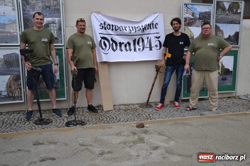 Zdjęcie w galerii na portalu naszraciborz.pl: Tańce, muzyka i VIP-y. Powiat świętował na zamku [FOTO] wiadomości z regionu