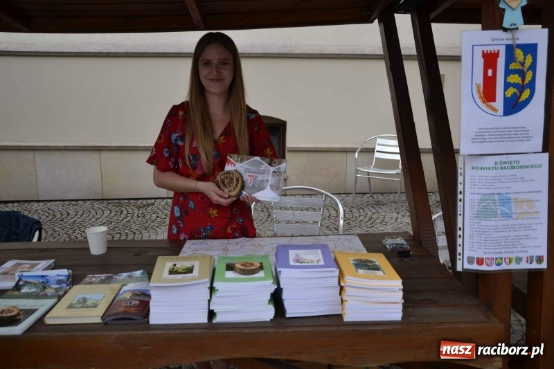 Zdjęcie w galerii na portalu naszraciborz.pl: Tańce, muzyka i VIP-y. Powiat świętował na zamku [FOTO] wiadomości z regionu