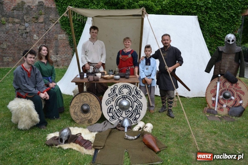 Zdjęcie w galerii na portalu naszraciborz.pl: Tańce, muzyka i VIP-y. Powiat świętował na zamku [FOTO] wiadomości z regionu
