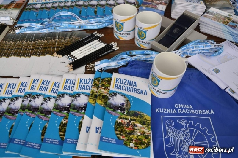 Zdjęcie w galerii na portalu naszraciborz.pl: Tańce, muzyka i VIP-y. Powiat świętował na zamku [FOTO] wiadomości z regionu