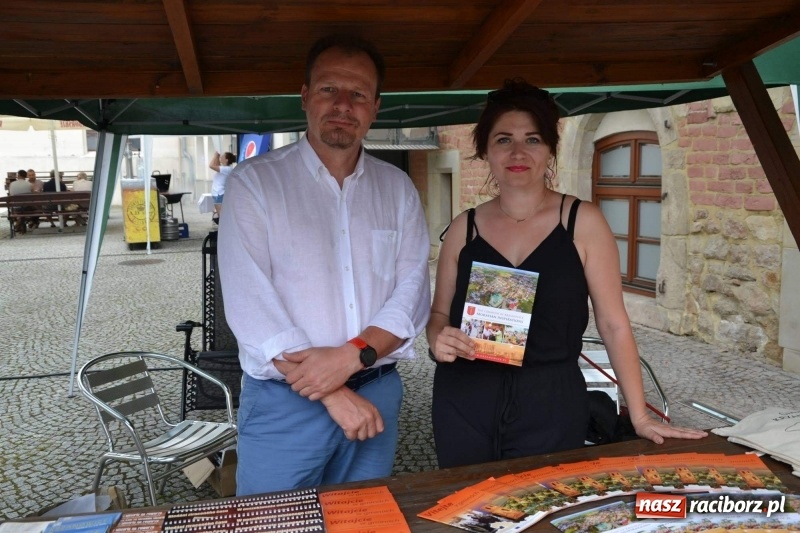 Zdjęcie w galerii na portalu naszraciborz.pl: Tańce, muzyka i VIP-y. Powiat świętował na zamku [FOTO] wiadomości z regionu