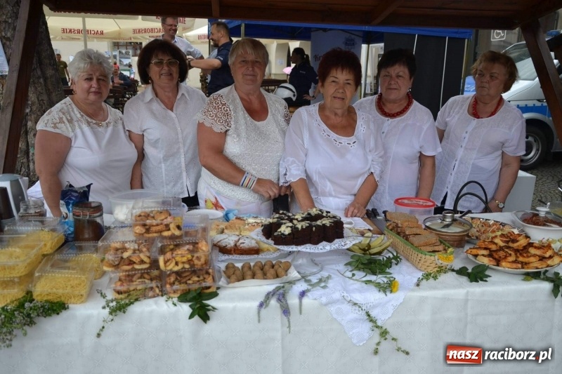 Zdjęcie w galerii na portalu naszraciborz.pl: Tańce, muzyka i VIP-y. Powiat świętował na zamku [FOTO] wiadomości z regionu