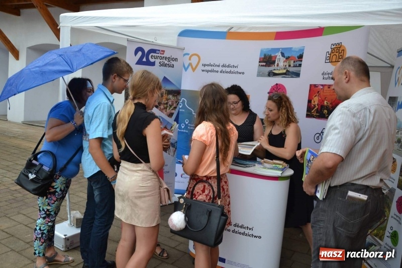 Zdjęcie w galerii na portalu naszraciborz.pl: Tańce, muzyka i VIP-y. Powiat świętował na zamku [FOTO] wiadomości z regionu