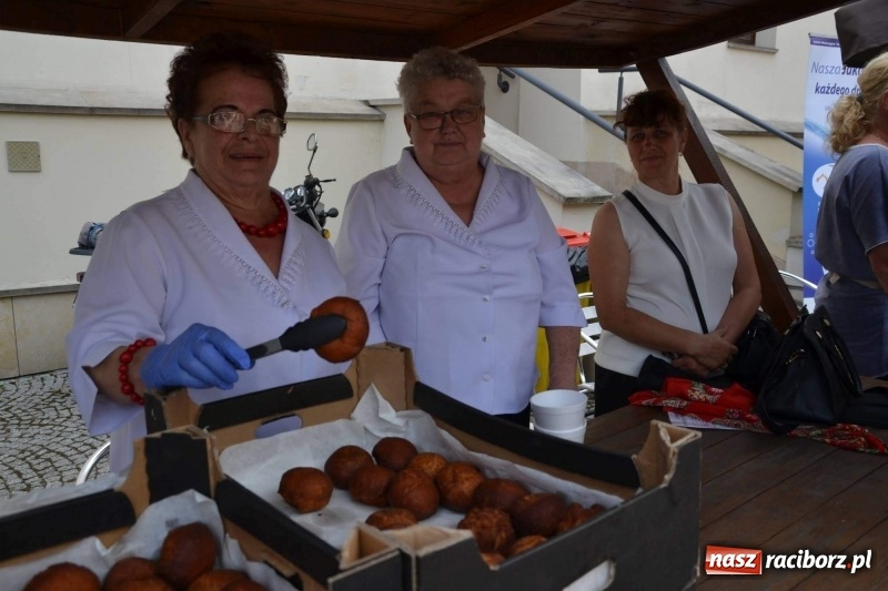 Zdjęcie w galerii na portalu naszraciborz.pl: Tańce, muzyka i VIP-y. Powiat świętował na zamku [FOTO] wiadomości z regionu