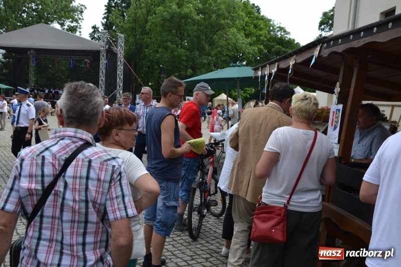 Zdjęcie w galerii na portalu naszraciborz.pl: Tańce, muzyka i VIP-y. Powiat świętował na zamku [FOTO] wiadomości z regionu