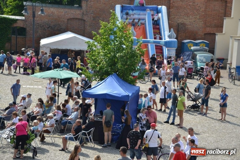 Zdjęcie w galerii na portalu naszraciborz.pl: Tańce, muzyka i VIP-y. Powiat świętował na zamku [FOTO] wiadomości z regionu