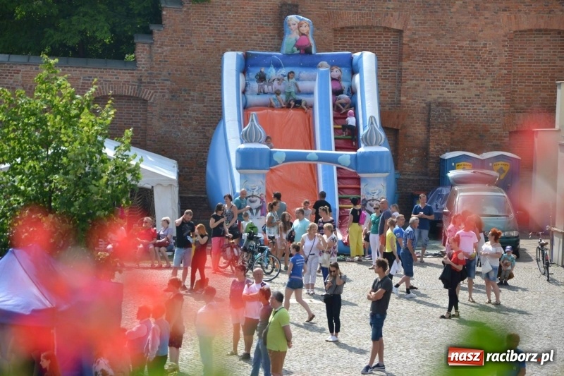 Zdjęcie w galerii na portalu naszraciborz.pl: Tańce, muzyka i VIP-y. Powiat świętował na zamku [FOTO] wiadomości z regionu