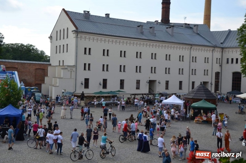 Zdjęcie w galerii na portalu naszraciborz.pl: Tańce, muzyka i VIP-y. Powiat świętował na zamku [FOTO] wiadomości z regionu