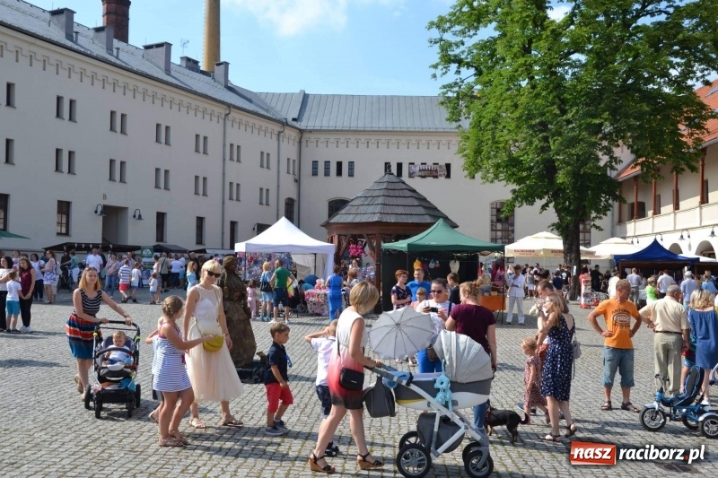 Zdjęcie w galerii na portalu naszraciborz.pl: Tańce, muzyka i VIP-y. Powiat świętował na zamku [FOTO] wiadomości z regionu