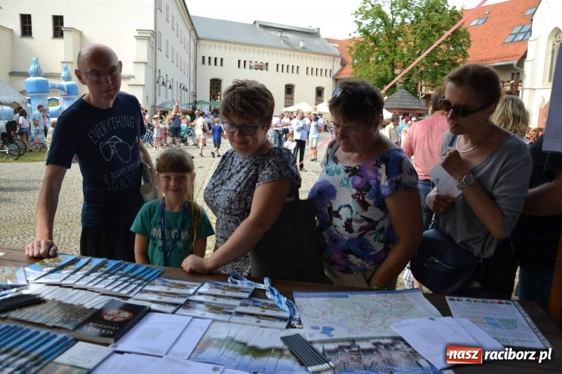 Zdjęcie w galerii na portalu naszraciborz.pl: Tańce, muzyka i VIP-y. Powiat świętował na zamku [FOTO] wiadomości z regionu