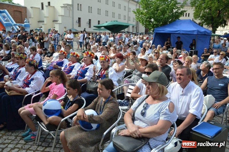 Zdjęcie w galerii na portalu naszraciborz.pl: Tańce, muzyka i VIP-y. Powiat świętował na zamku [FOTO] wiadomości z regionu