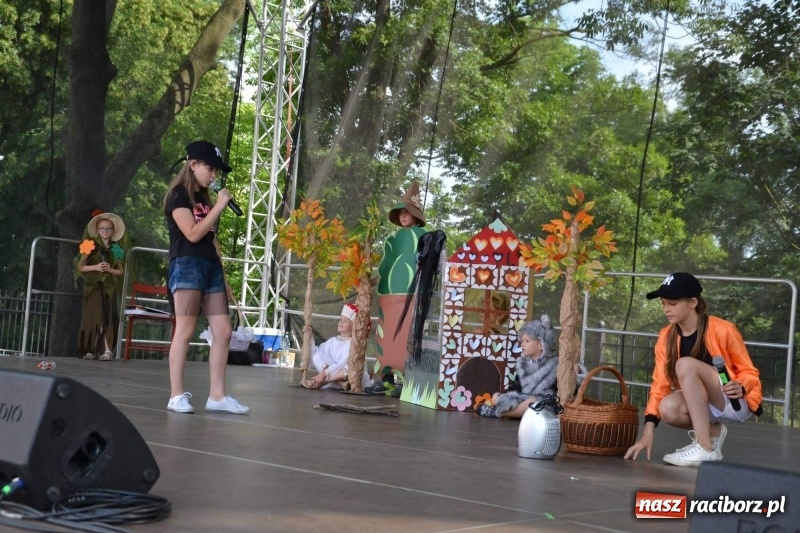 Zdjęcie w galerii na portalu naszraciborz.pl: Tańce, muzyka i VIP-y. Powiat świętował na zamku [FOTO] wiadomości z regionu