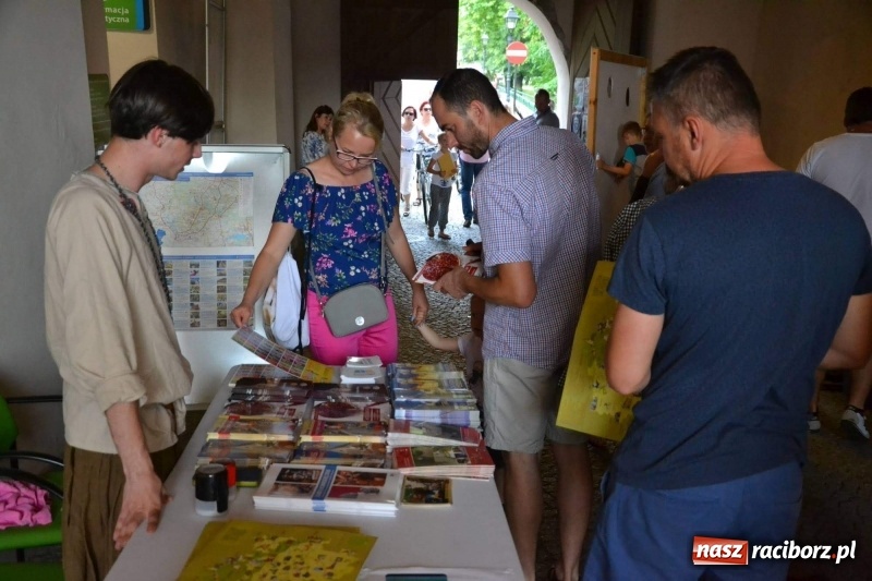 Zdjęcie w galerii na portalu naszraciborz.pl: Tańce, muzyka i VIP-y. Powiat świętował na zamku [FOTO] wiadomości z regionu