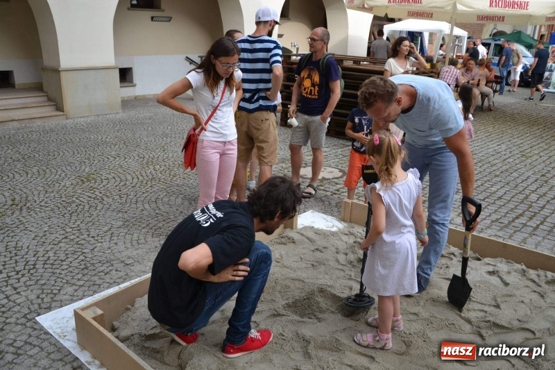 Zdjęcie w galerii na portalu naszraciborz.pl: Tańce, muzyka i VIP-y. Powiat świętował na zamku [FOTO] wiadomości z regionu