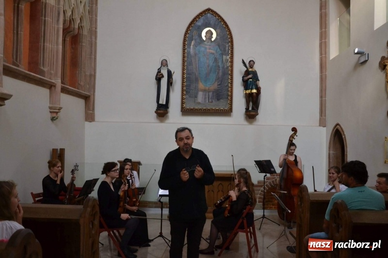 Zdjęcie w galerii na portalu naszraciborz.pl: Tańce, muzyka i VIP-y. Powiat świętował na zamku [FOTO] wiadomości z regionu