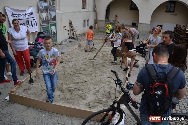 Zdjęcie w galerii na portalu naszraciborz.pl: Tańce, muzyka i VIP-y. Powiat świętował na zamku [FOTO] wiadomości z regionu