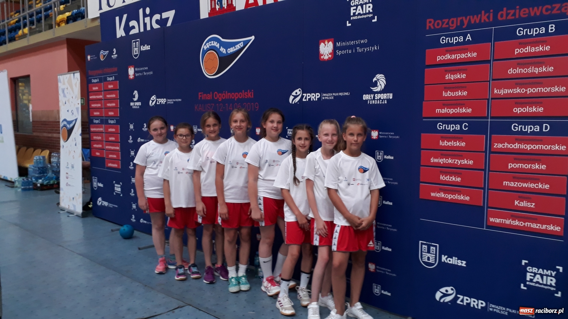 Zdjęcie w galerii na portalu naszraciborz.pl: Ręczna na Orliku. Dziewczęta z Pietrowic wicemistrzyniami Polski  wiadomości z regionu