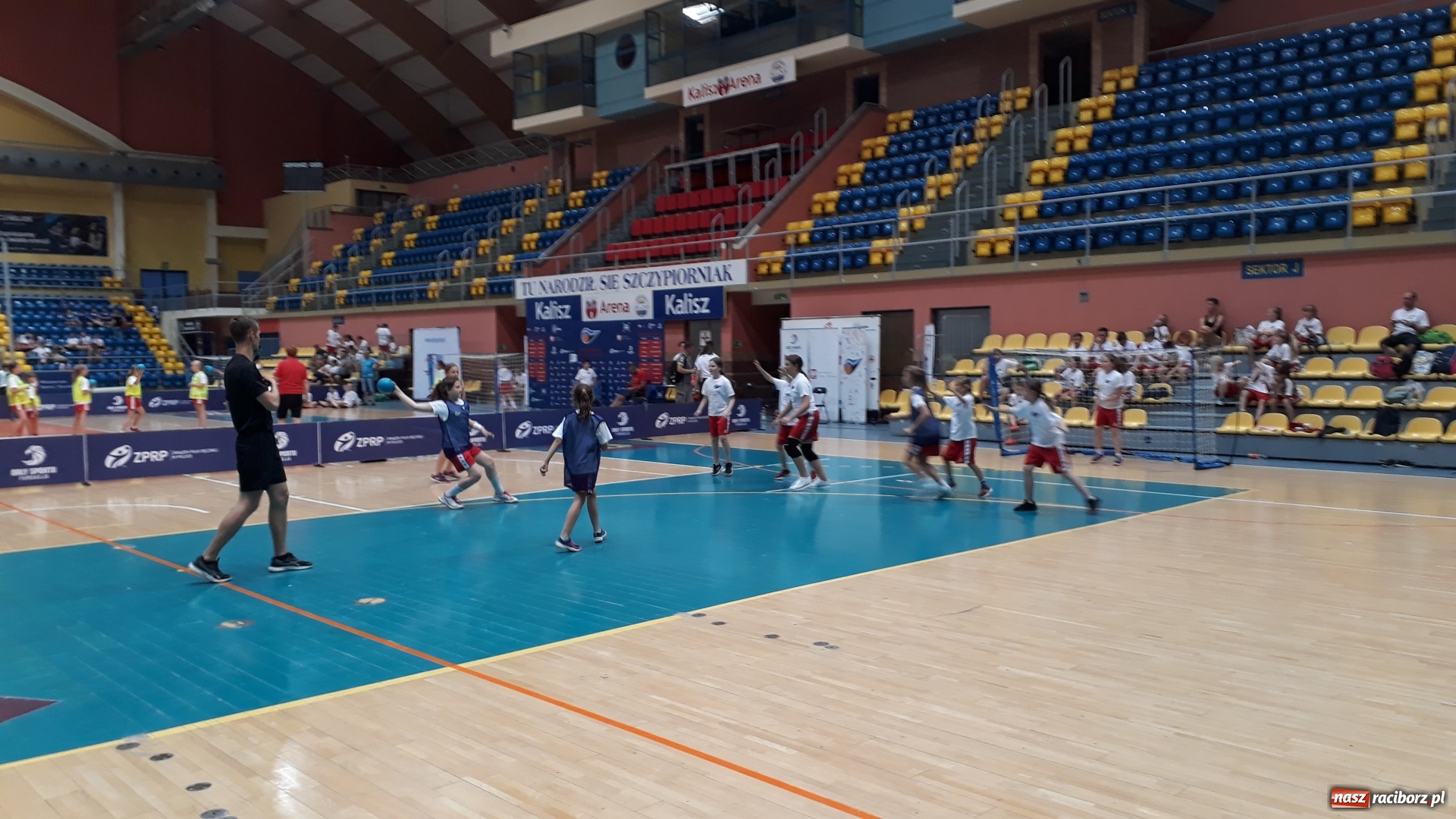 Zdjęcie w galerii na portalu naszraciborz.pl: Ręczna na Orliku. Dziewczęta z Pietrowic wicemistrzyniami Polski  wiadomości z regionu