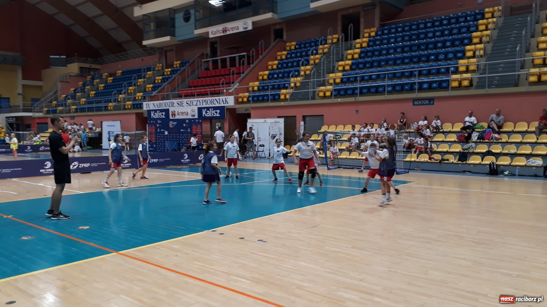 Zdjęcie w galerii na portalu naszraciborz.pl: Ręczna na Orliku. Dziewczęta z Pietrowic wicemistrzyniami Polski  wiadomości z regionu